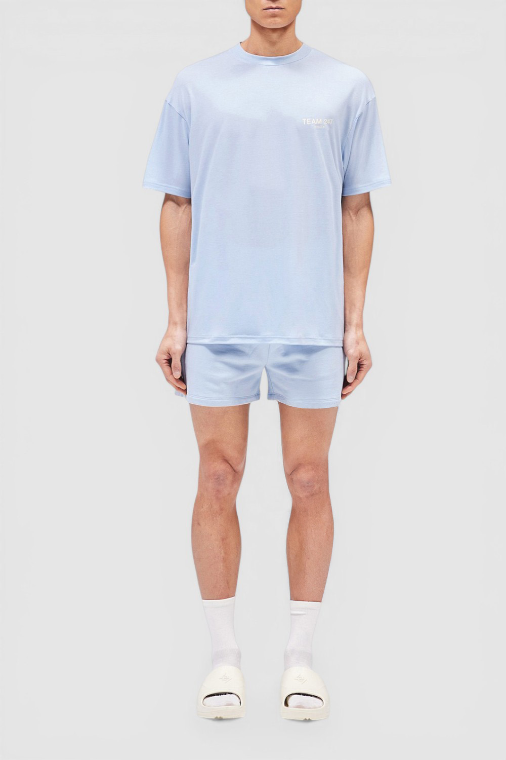 תמונת כל הלוק של חולצת אימון